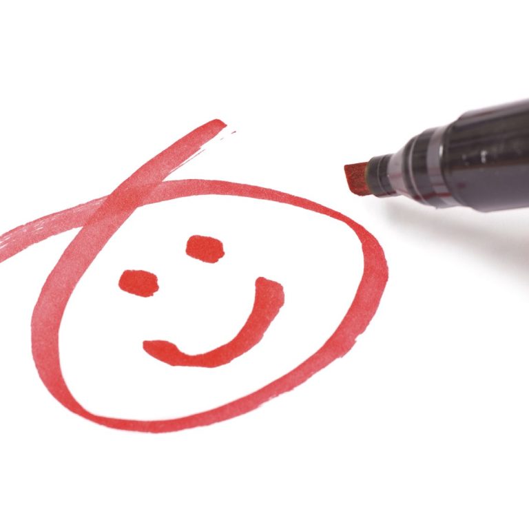 Roten Smiley mit einem strahlenden Gesicht, gezeichnet mit einem Marker.