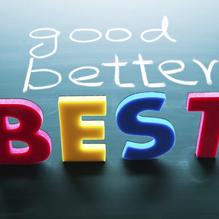 Bunte Buchstaben auf einer Tafel: "good", "better", "BEST".